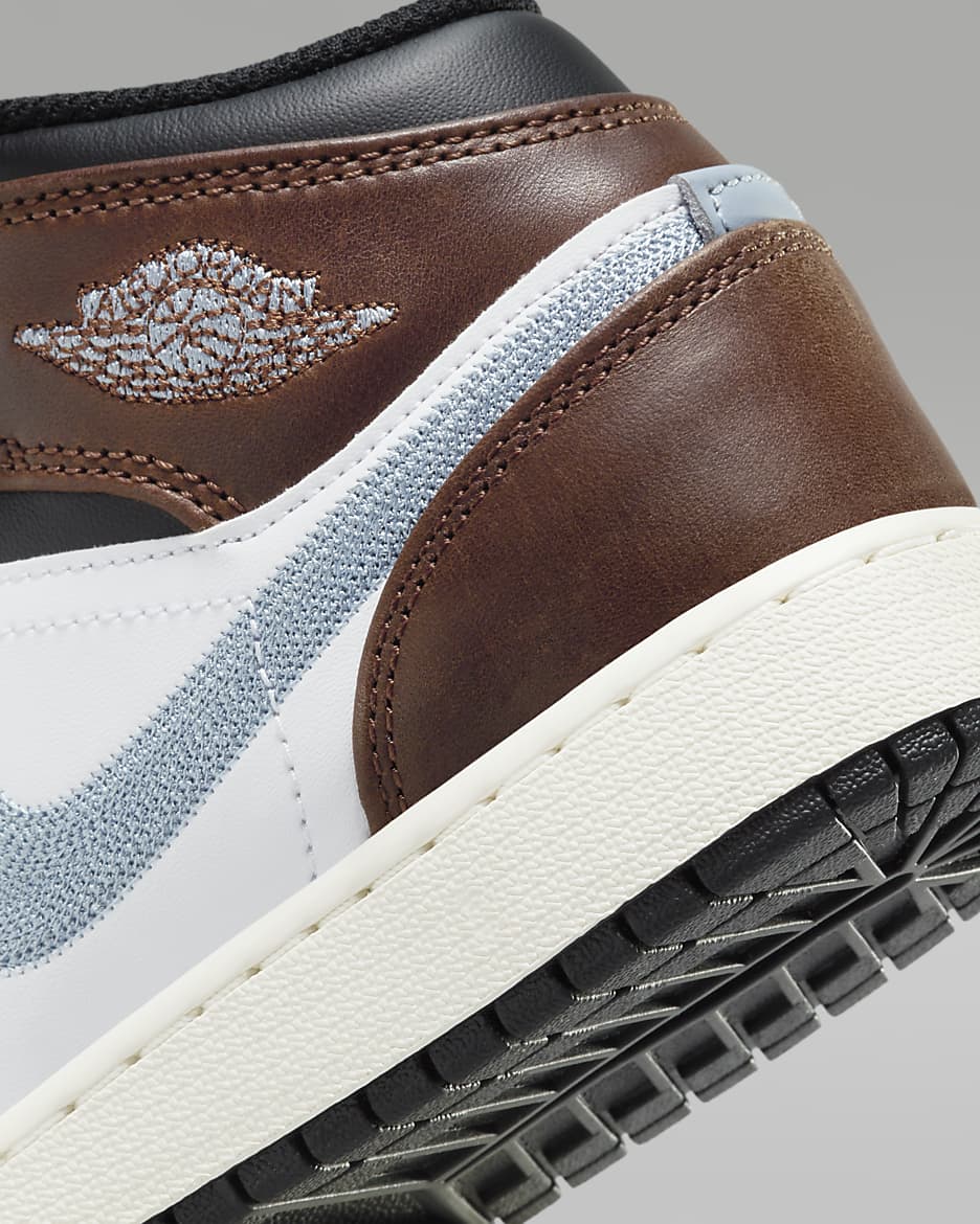 Air Jordan 1 Mid SE Older Kids Shoes. Nike HU